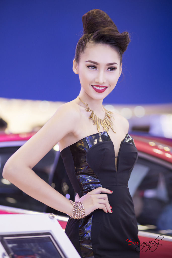 女生扒开尿口让男人捅